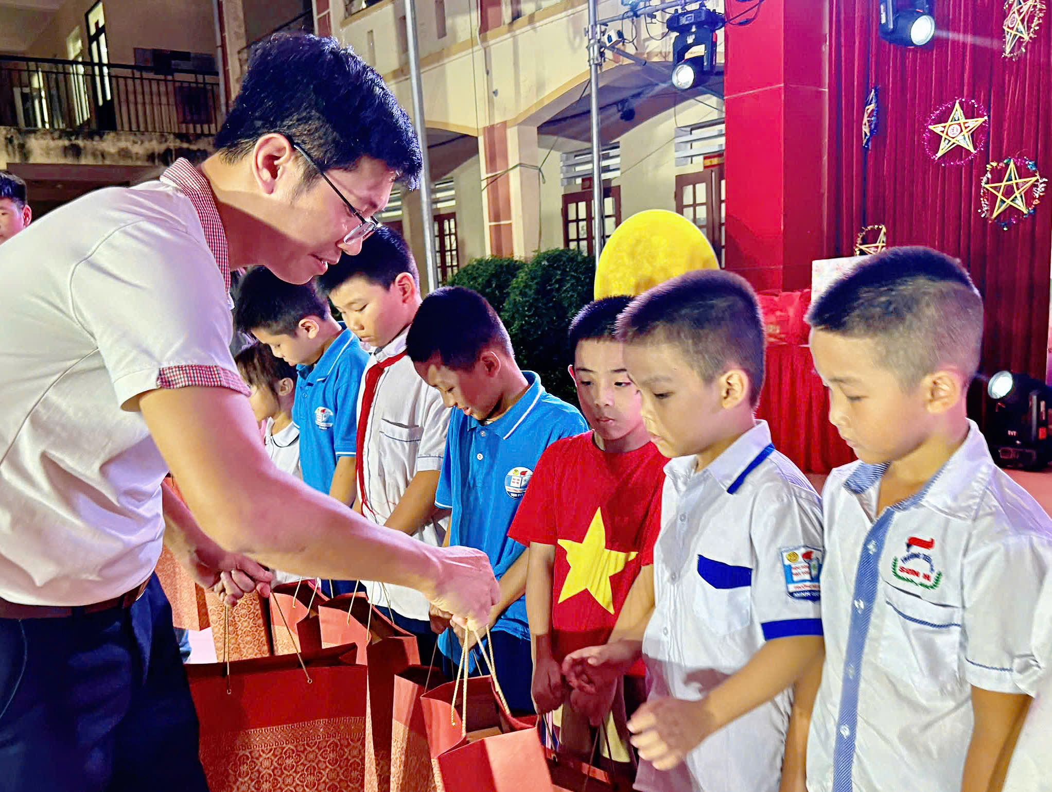 hoa-sen-home-den-phu-xuyen-ha-noi-trao-gui-yeu-thuong-cho-cac-hoan-canh-dac-biet-nhan-dip-trung-thu