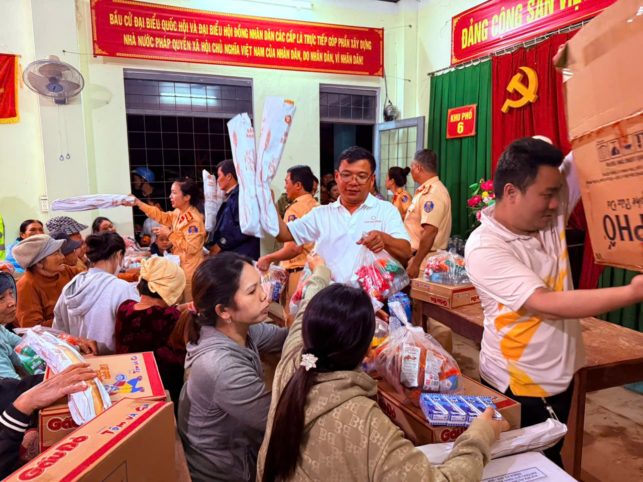 nhung-chuyen-xe-hang-hoa-cuu-tro-cua-hoa-sen-home-da-den-khanh-hoa-dak-lak-va-gia-lai-trong-dem