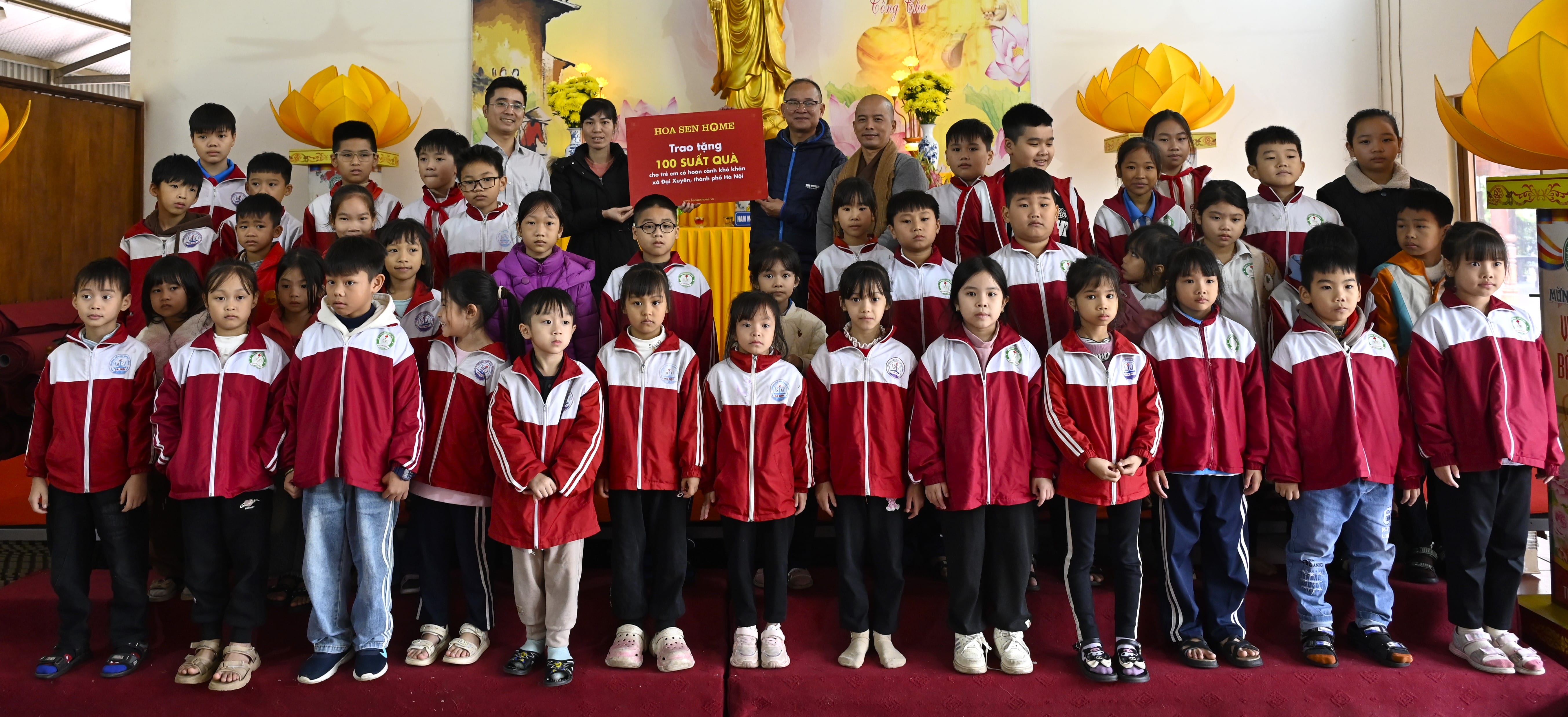 hoa-sen-home-trao-tang-100-phan-qua-khuyen-hoc-tai-chua-rang-to-dinh-vien-minh-xa-dai-xuyen-tp-ha-no