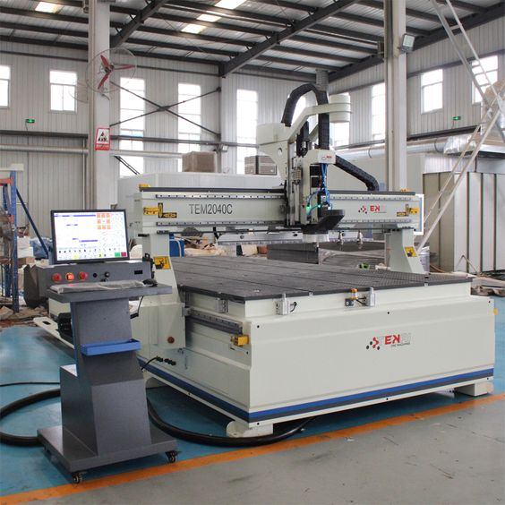 Máy phay CNC với màn hình điều khiển tự động hóa được dùng trong nhà máy