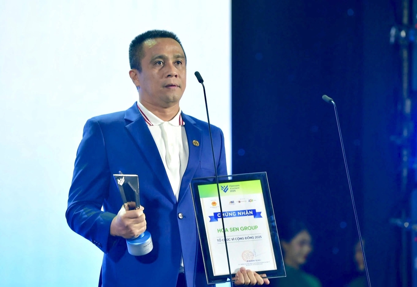 Ông Trần Đình Tài - Phó Tổng Giám đốc Tập đoàn Hoa Sen xúc động khi lần thứ 2 liên tiếp Hoa Sen Group được vinh danh tại hạng mục “Tổ chức Vì cộng đồng”